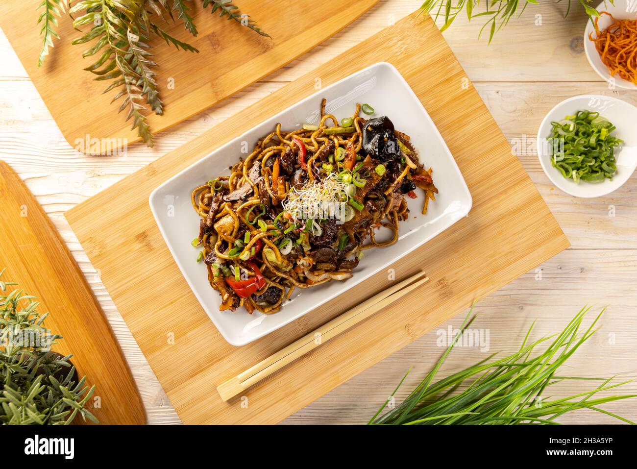 Vista dall'alto delle tagliatelle mescolare friggere con funghi di legno orecchio e verdure Foto Stock