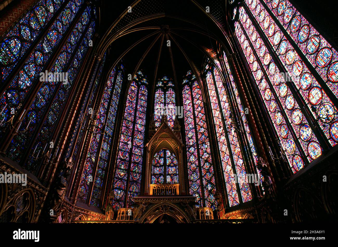 FRANCIA. PARIGI (75) SAINTE CHAPELLE (IL VETRO DEL CHEVET 13 ° SECOLO) CON LA SUA ARCHITETTURA GOTICA Foto Stock