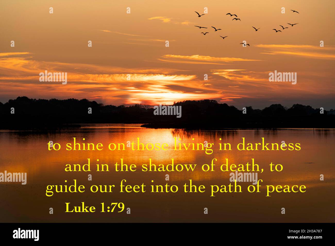 Il versetto della Bibbia con la luce del sole che tramonta sulla laguna Foto Stock