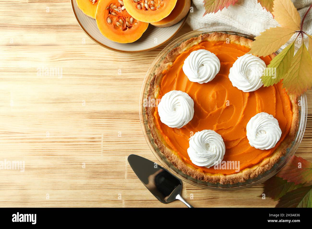 Concetto di cibo gustoso con torta di zucca su sfondo di legno Foto Stock