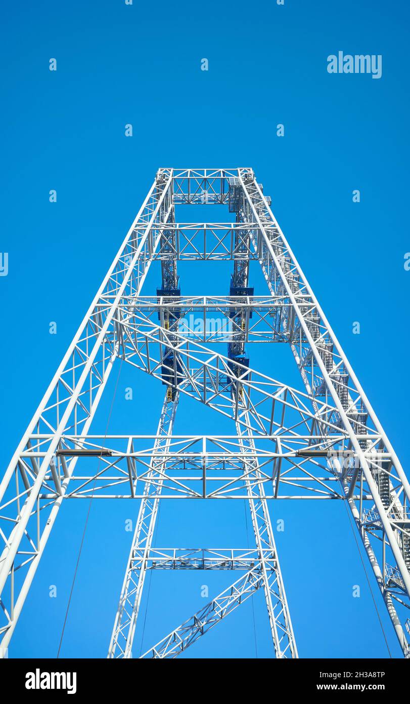 Immagine ravvicinata di una torre gru a gantry contro il cielo blu. Foto Stock