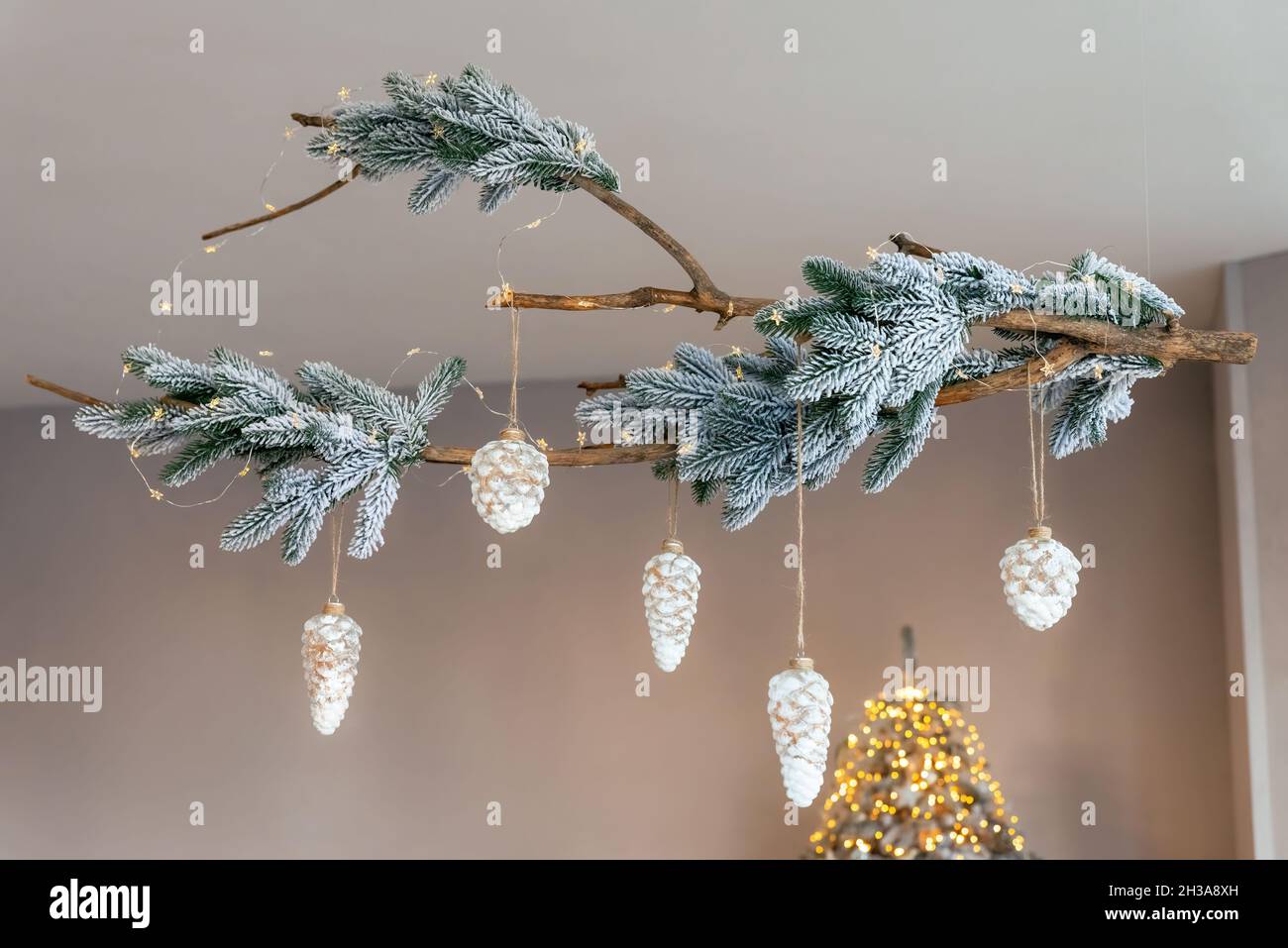 Decorazioni natalizie sul soffitto realizzate con rami di abete rosso e  giocattoli di Capodanno a forma di cono di pino. Sfondo di Natale Foto  stock - Alamy