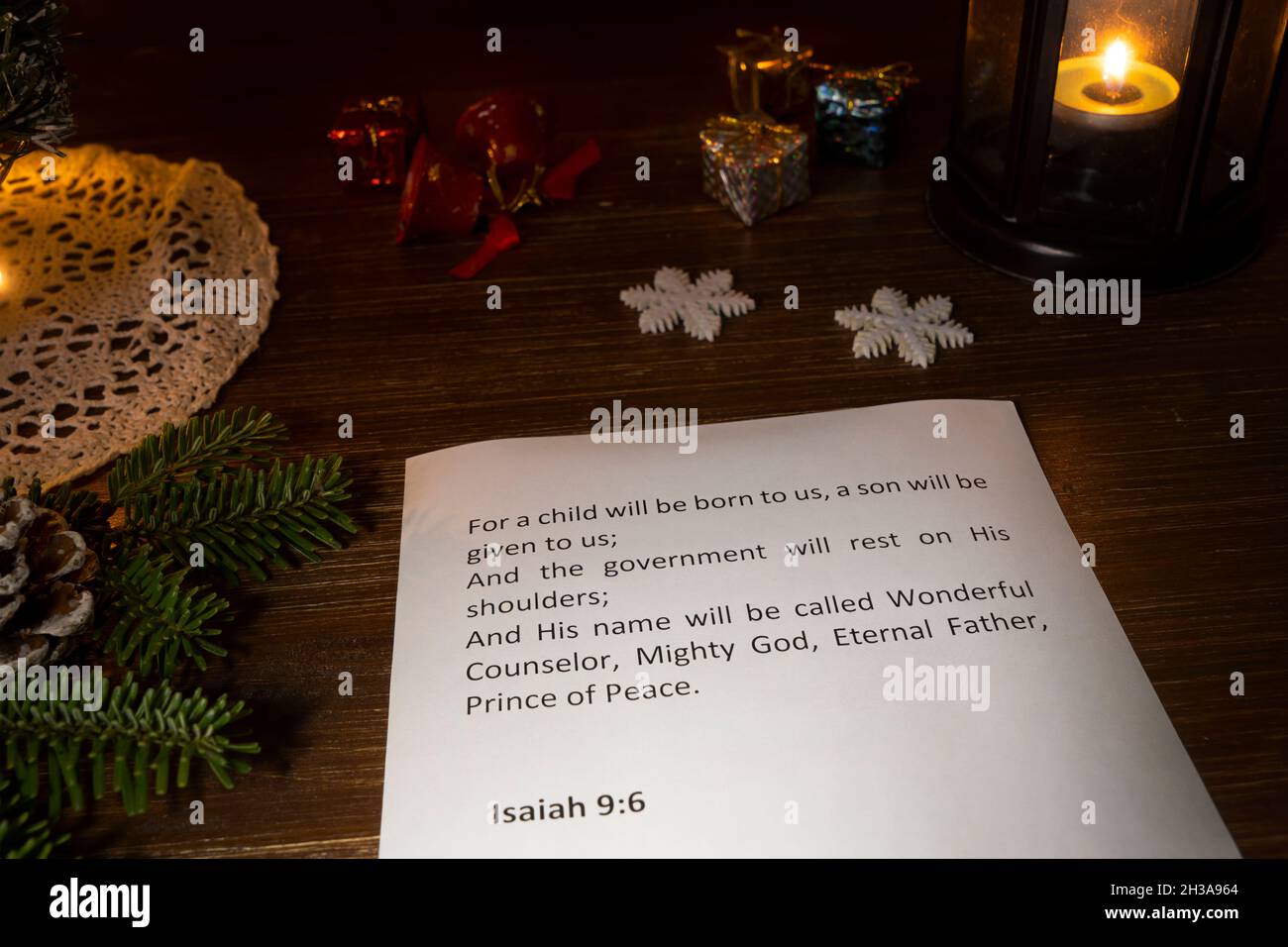 Versetto della bibbia di Natale con candele sullo sfondo Foto Stock