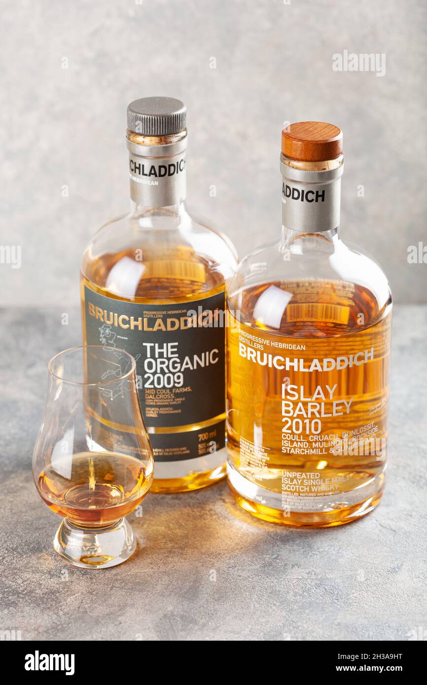 Trondheim, Norvegia - Maggio 20 2020: Bruichladdich single malt scotch whisky bottiglia e vetro Foto Stock
