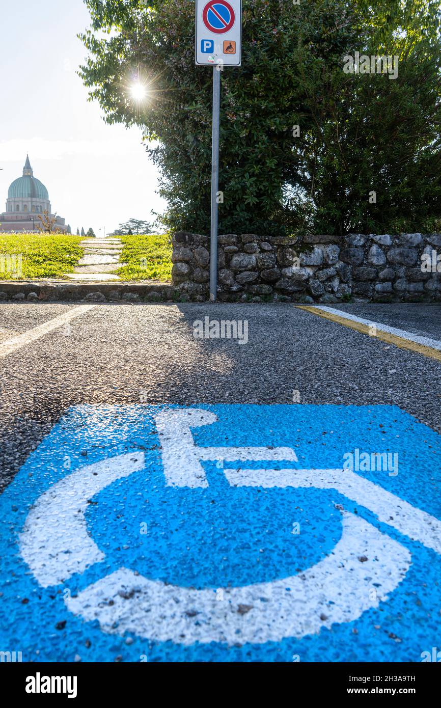 l'area riservata ai parcheggi per disabili Foto Stock