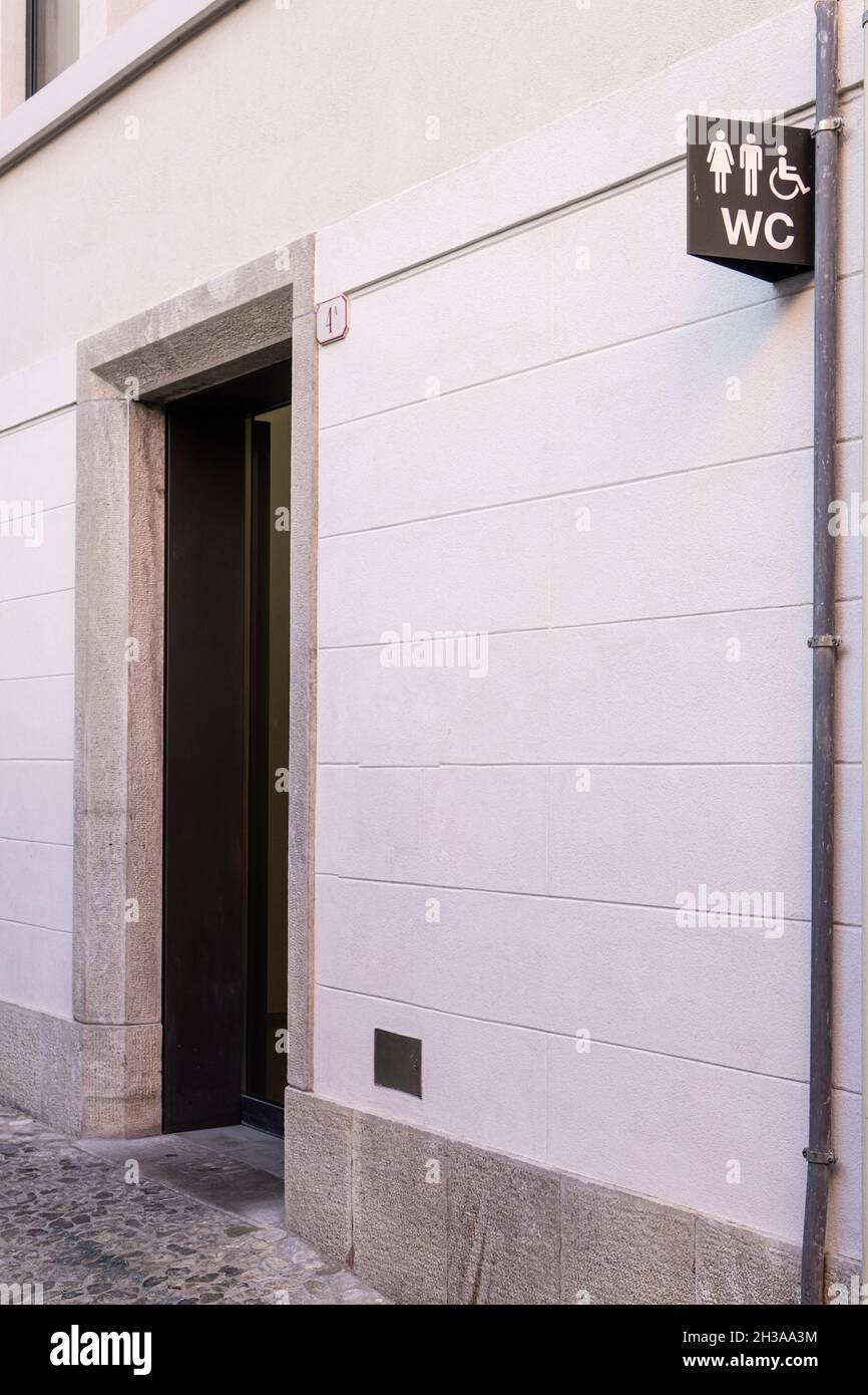 cartello per disabili sulla parete del centro città Foto Stock