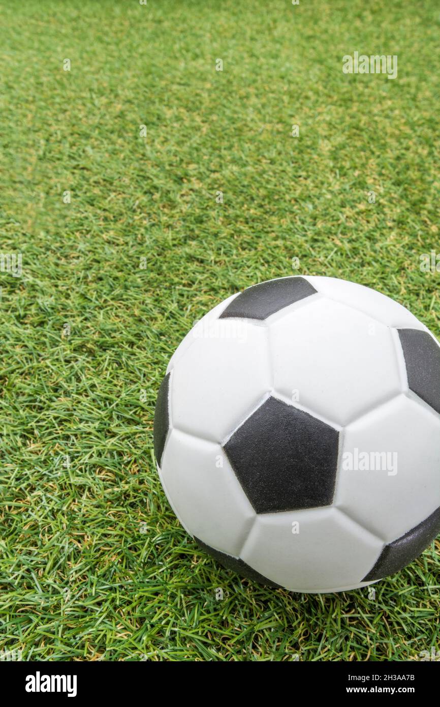 Palla da calcio giocattolo piccola (fabbricata in Cina) su erba di plastica  finta. Per il mondo del calcio, il gioco a livello, il calcio d'inizio, il  calcio politico Foto stock - Alamy
