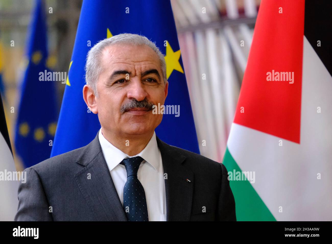 Bruxelles, Belgio. 27 ottobre 2021. Il presidente del Consiglio europeo Charles Michel (R) dà il benvenuto al primo ministro palestinese Mohammad Shtayyeh in vista di una riunione a Bruxelles (Belgio), il 27 ottobre 2021. Credit: ALEXANDROS MICHAILIDIS/Alamy Live News Foto Stock