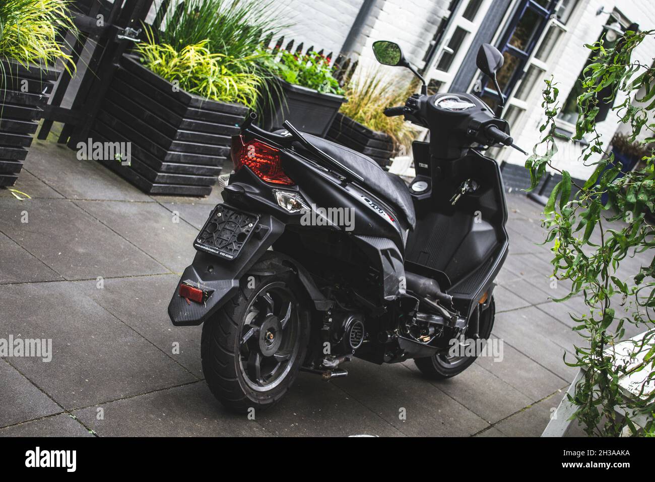 DIEREN, PAESI BASSI - Sep 06, 2021: La moto Sym Orbit 3 in giardino Foto Stock