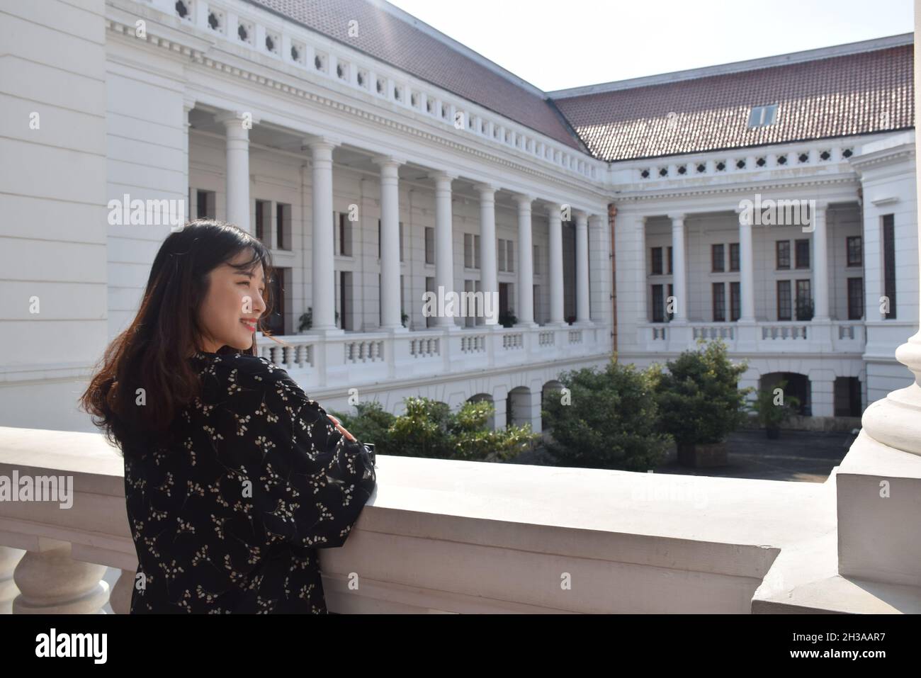 Donna che ha una bella giornata all'interno di un museo Foto Stock