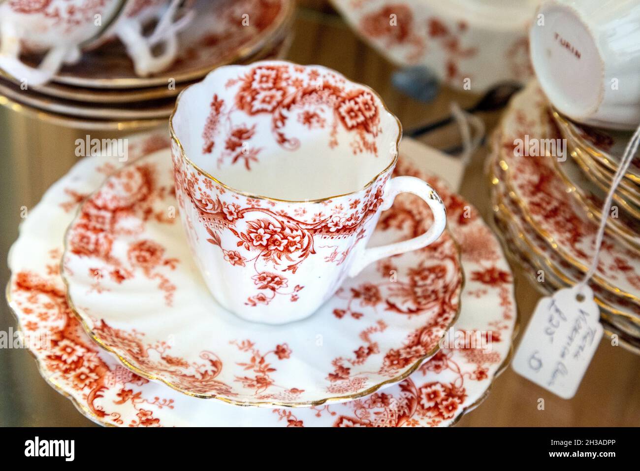 Tazza da tè in porcellana e piattino in mostra presso un negozio di antiquariato (Hampton Court Emporium, East Molesey, Regno Unito) Foto Stock