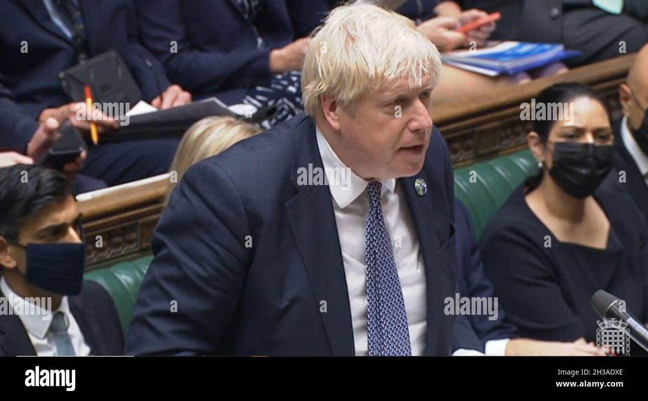 Il primo ministro Boris Johnson parla durante il primo ministro di domande nella Camera dei Comuni di Londra. Foto Stock