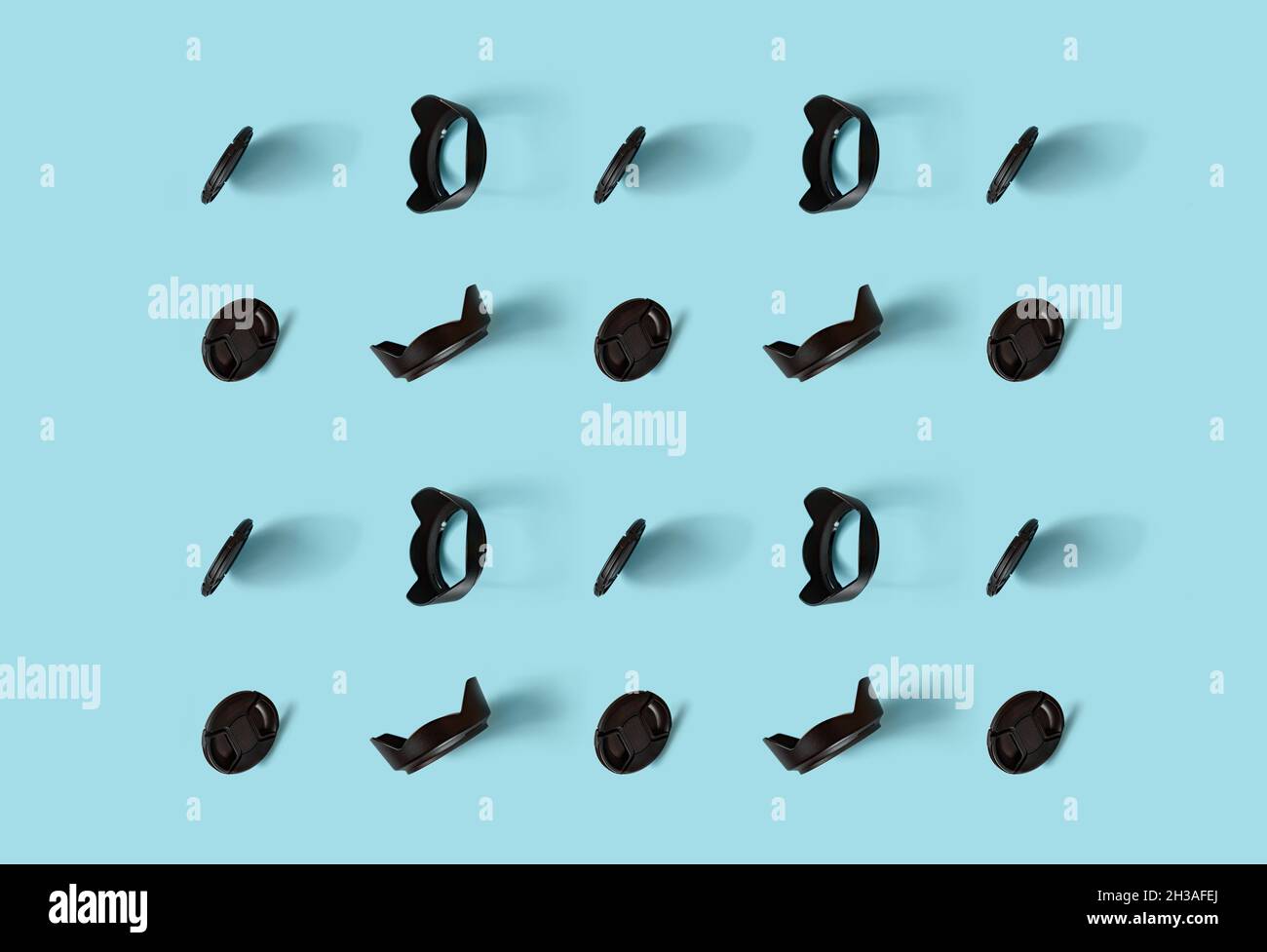 Un modello di accessori fotografici - copriobiettivo e copriobiettivo. Foto Stock