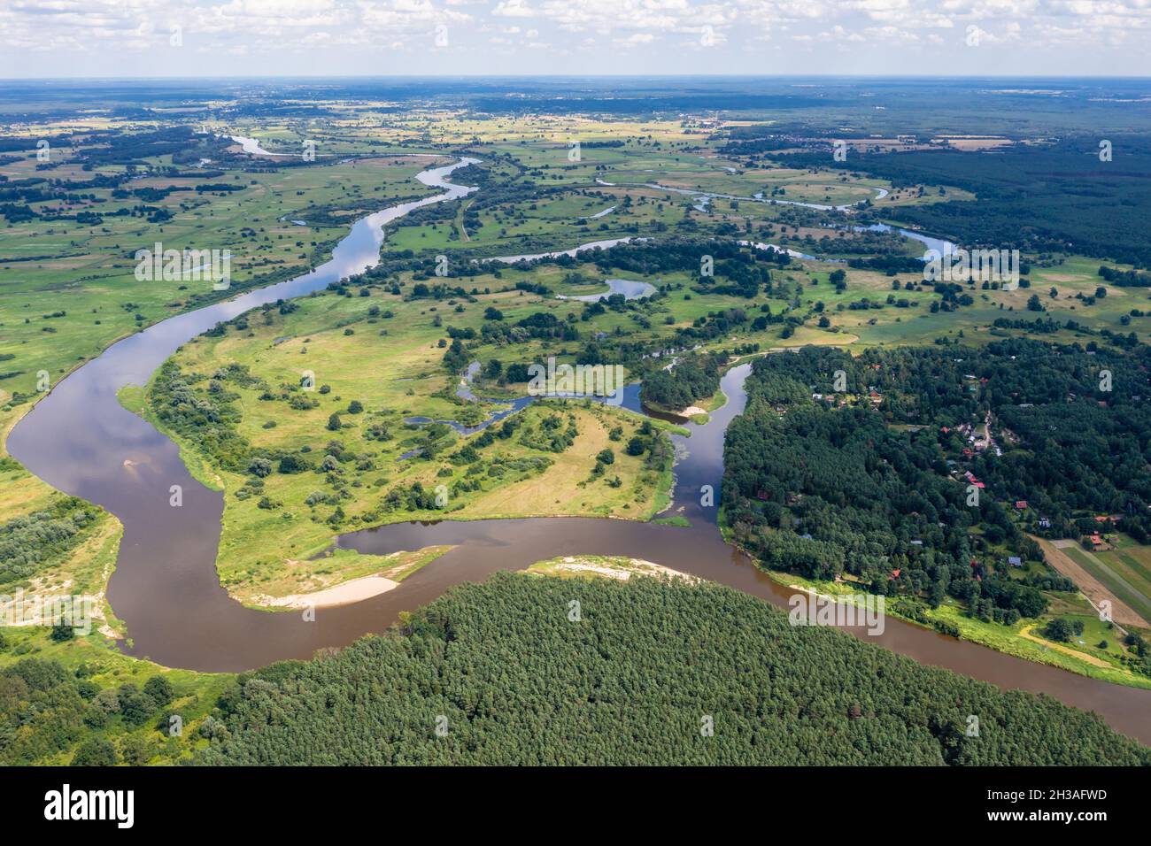 Veduta aerea del fiume Bug in Polonia vicino al villaggio di Szumin nel ...