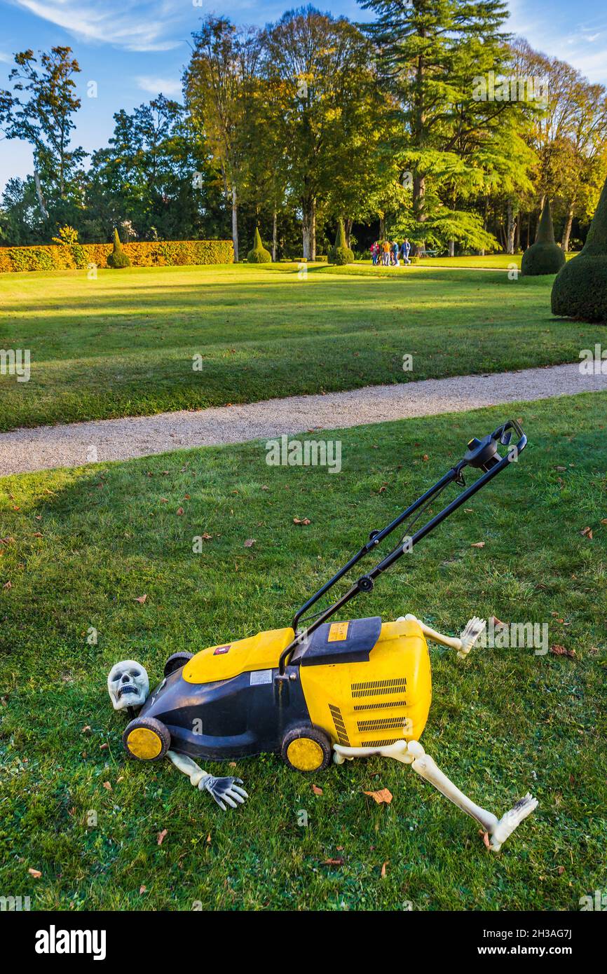 Scheletro Haloween sotto rasaerba, Chateau d'Azay-le-Ferron, Indre (36), Francia. Foto Stock