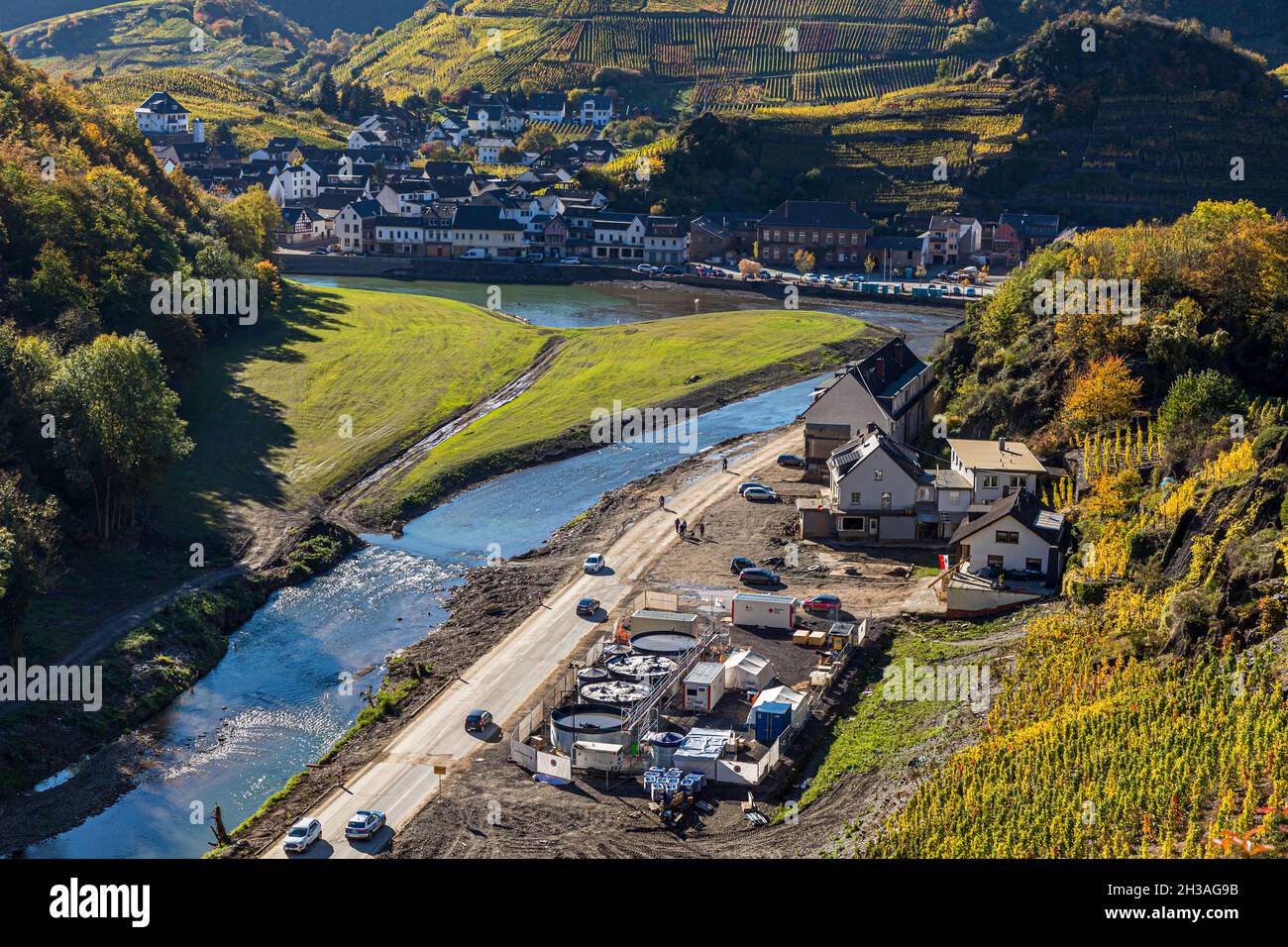 Disastro da alluvione nel 2021 nella valle di Ahr, Un impianto mobile per il trattamento delle acque reflue sostituisce temporaneamente lo stabilimento distrutto dalle alluvioni di Mayschoß, Germania Foto Stock