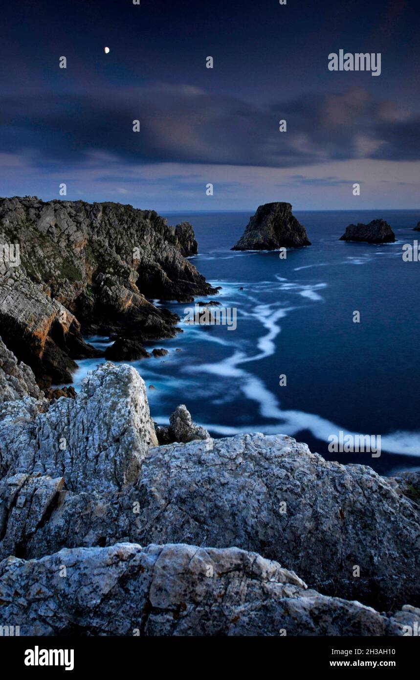FRANCIA. FINISTERE (29) REGIONE BRETAGNA. PENISOLA DI CROZON (PRESQU'ILE DE CROZON). PUNTA DI PENHIR (POINTE DE PENHIR) E ISOLOTTI TAS DE POIS (ILOTS TAS Foto Stock