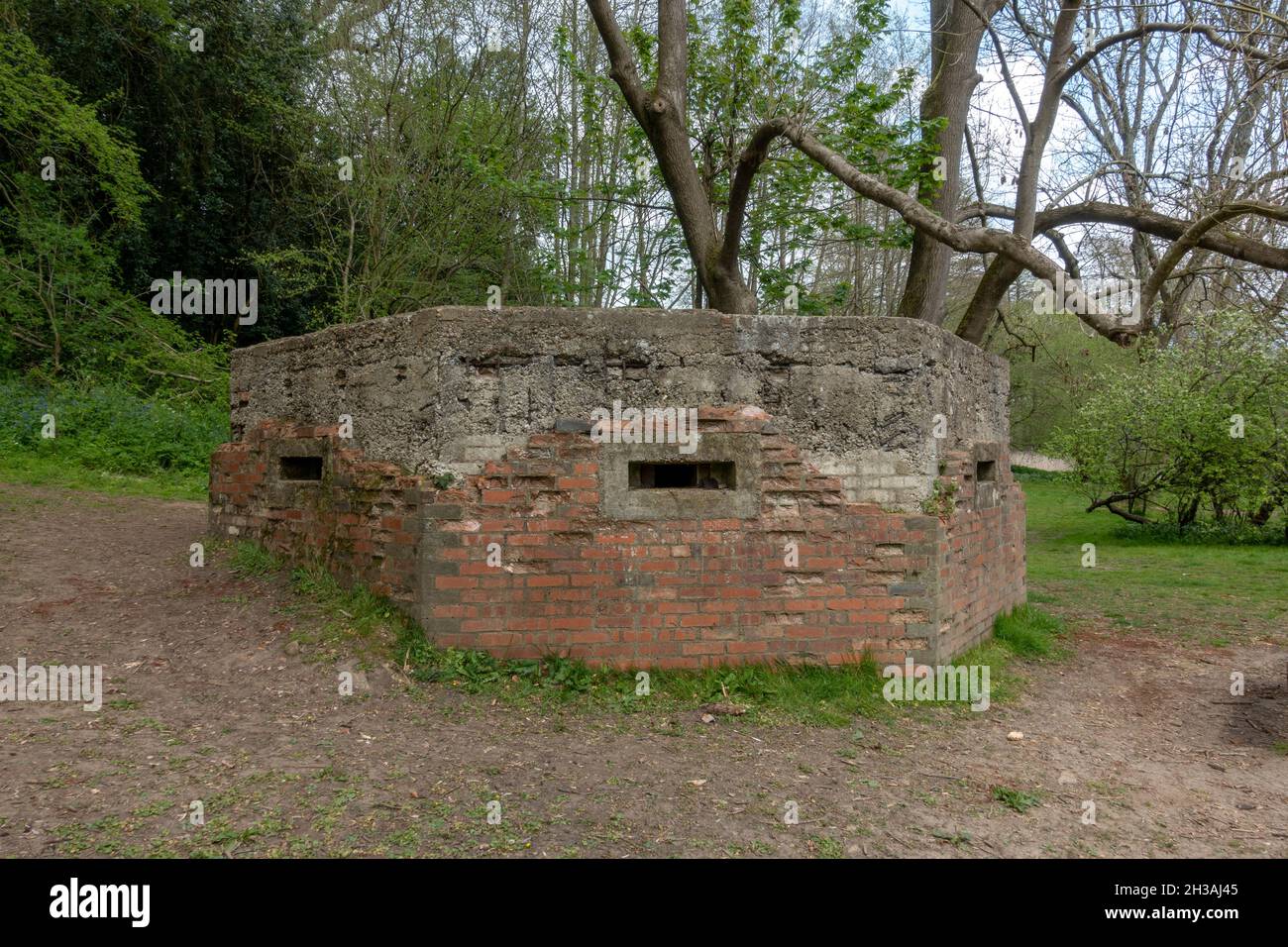 Un pillbox in mattoni e cemento nel villaggio inglese di Brockham, Betchworth, Mole Valley, Surrey, Regno Unito. Foto Stock