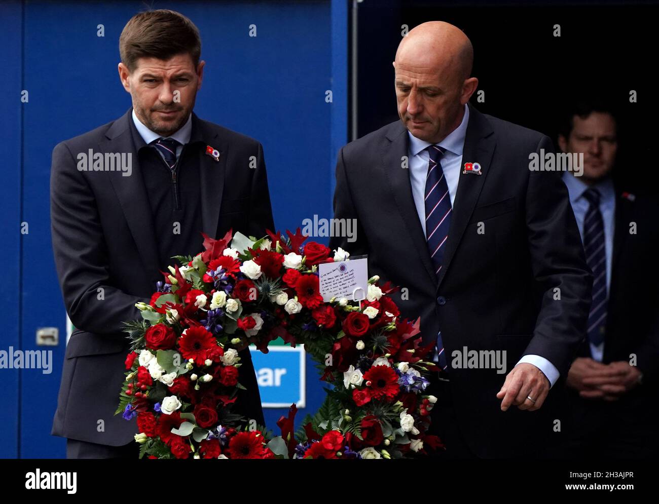 Il manager dei Rangers Steven Gerrard accanto all'allenatore Gary McAllister (a destra) porta una corona da posare all'Ibrox Stadium in memoria dell'ex Scozia, Rangers e Everton manager Walter Smith morto ieri (martedì 26 ottobre) di 73 anni. Data foto: Mercoledì 27 ottobre 2021. Foto Stock