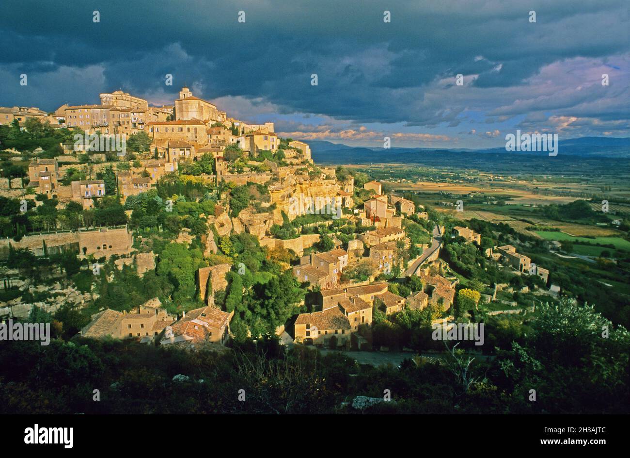 FRANCIA. VAUCLUSE (84) REGIONE DEL LUBERON. VILLAGGIO DI GORDES Foto Stock