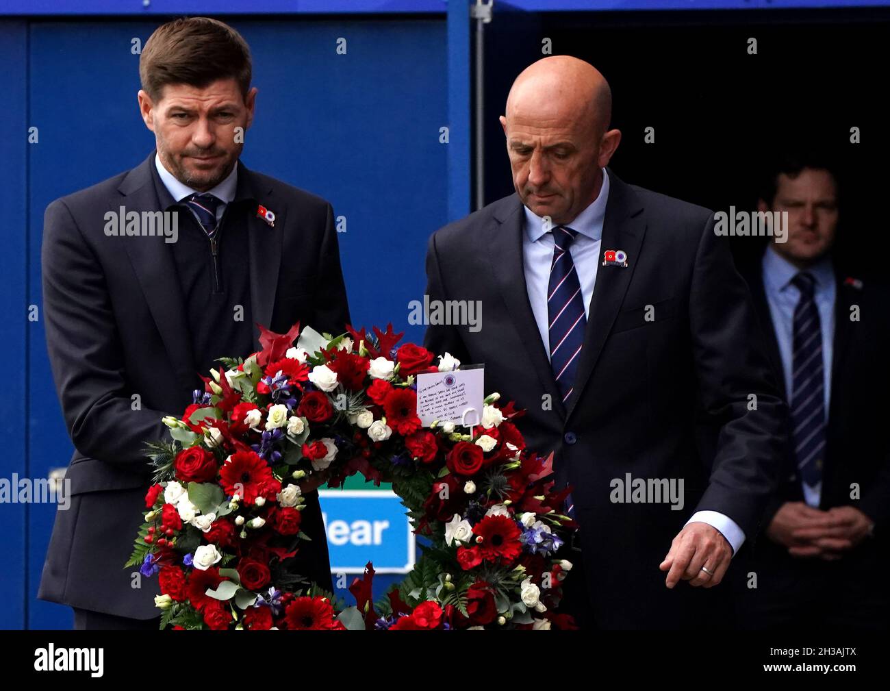 Il manager dei Rangers Steven Gerrard accanto all'allenatore Gary McAllister (a destra) porta una corona da posare all'Ibrox Stadium in memoria dell'ex Scozia, Rangers e Everton manager Walter Smith morto ieri (martedì 26 ottobre) di 73 anni. Data foto: Mercoledì 27 ottobre 2021. Foto Stock