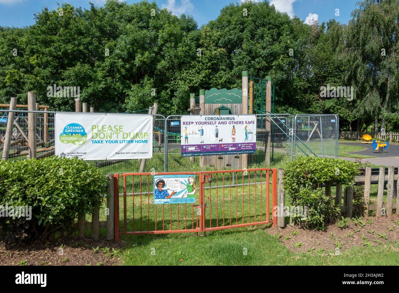 Il parco giochi per bambini è stato sbaragliato a causa della pandemia di Covid-19 (giugno 2021) a Boston Manor Park, Brentford, Londra, Regno Unito. Foto Stock