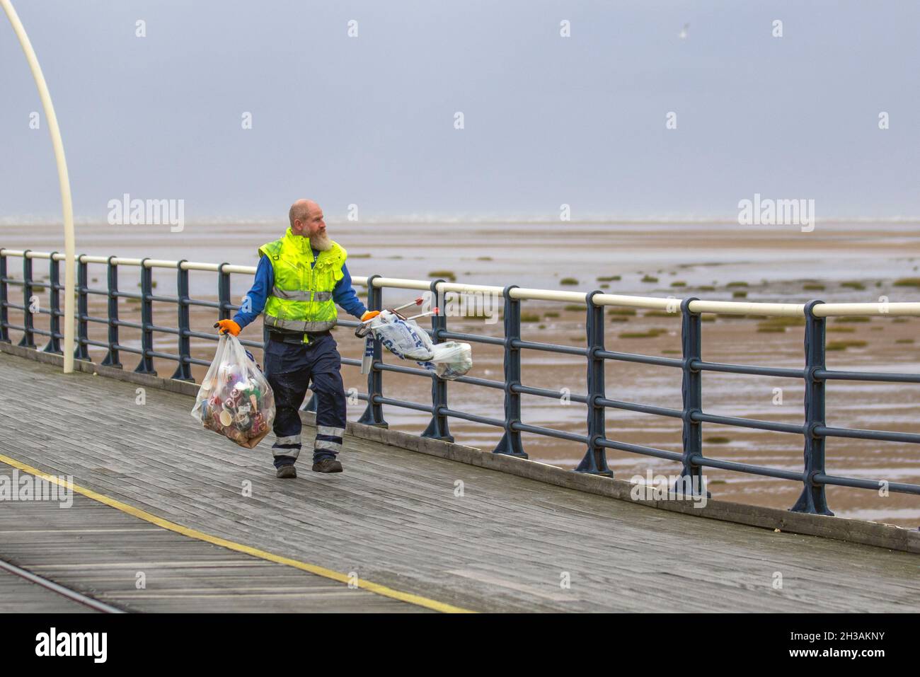 Southport, Merseyside. Meteo Regno Unito. 27 Ott 2021. Giornata bagnata e ventosa nella località balneare nord-occidentale. Nuvoloso e ventoso con la fascia di pioggia che si inonda dal nord-ovest. Alcune delle piogge si aspettavano a volte essere pesanti e persistenti. Credit: MediaWorldImages/AlamyLiveNews Foto Stock