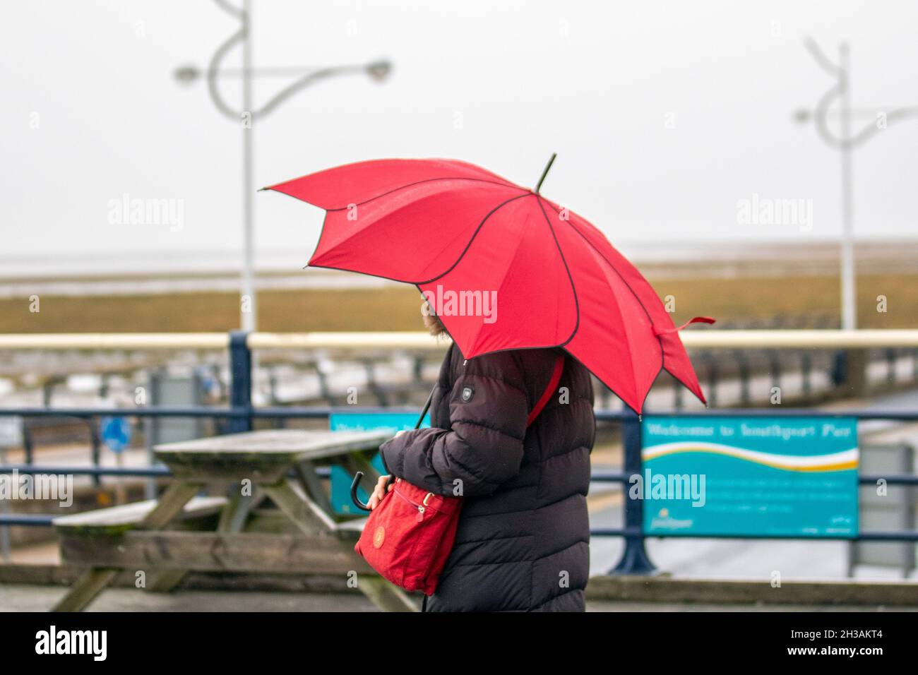 Southport, Merseyside. Meteo Regno Unito. 27 Ott 2021. Giornata bagnata e ventosa nella località balneare nord-occidentale. Nuvoloso e ventoso con la fascia di pioggia che si inonda dal nord-ovest. Alcune delle piogge si aspettavano a volte essere pesanti e persistenti. Credit: MediaWorldImages/AlamyLiveNews Foto Stock