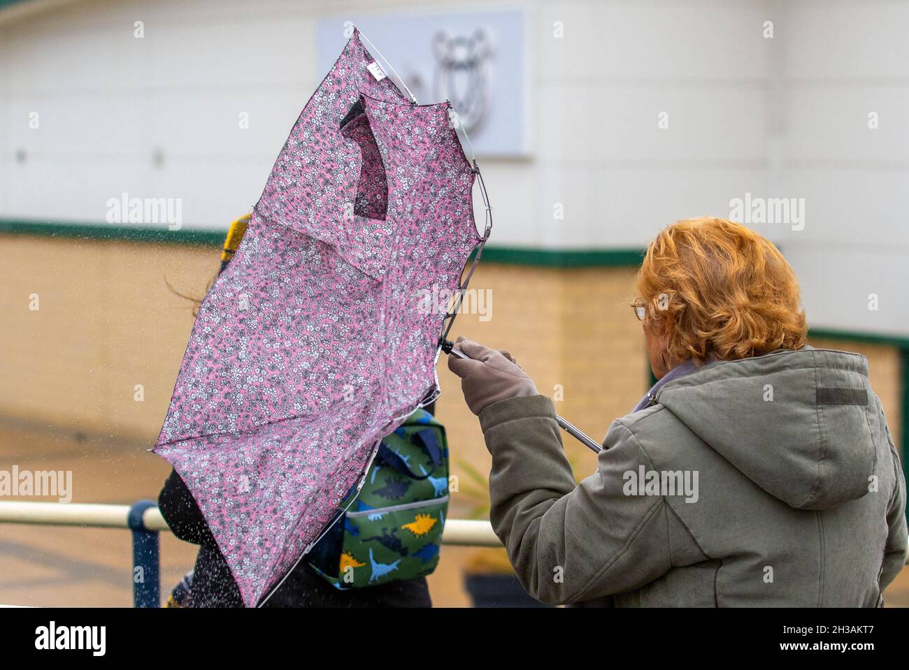 Southport, Merseyside. Meteo Regno Unito. 27 Ott 2021. Giornata bagnata e ventosa nella località balneare nord-occidentale. Nuvoloso e ventoso con la fascia di pioggia che si inonda dal nord-ovest. Alcune delle piogge si aspettavano a volte essere pesanti e persistenti. Credit: MediaWorldImages/AlamyLiveNews Foto Stock
