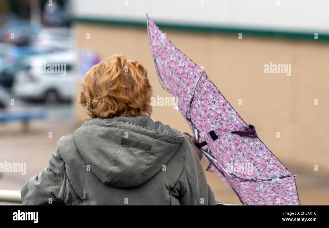 Southport, Merseyside. Meteo Regno Unito. 27 Ott 2021. Giornata bagnata e ventosa nella località balneare nord-occidentale. Nuvoloso e ventoso con la fascia di pioggia che si inonda dal nord-ovest. Alcune delle piogge si aspettavano a volte essere pesanti e persistenti. Credit: MediaWorldImages/AlamyLiveNews Foto Stock