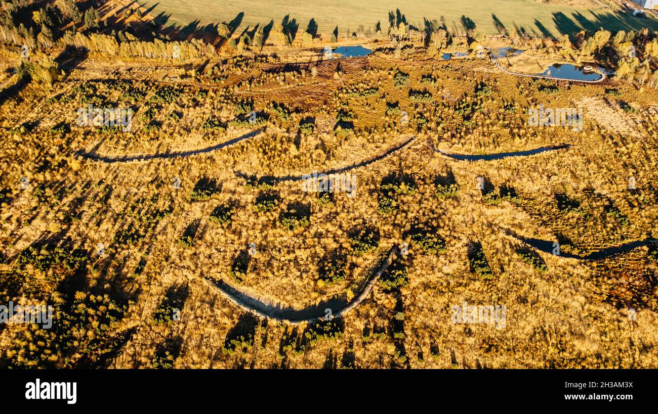 Torba bog vicino Pernink villaggio in Krusne hory, Ore montagne, Repubblica Ceca.Riserva naturale protetta.paesaggio aereo colorato.vista dall'alto drone shot Foto Stock