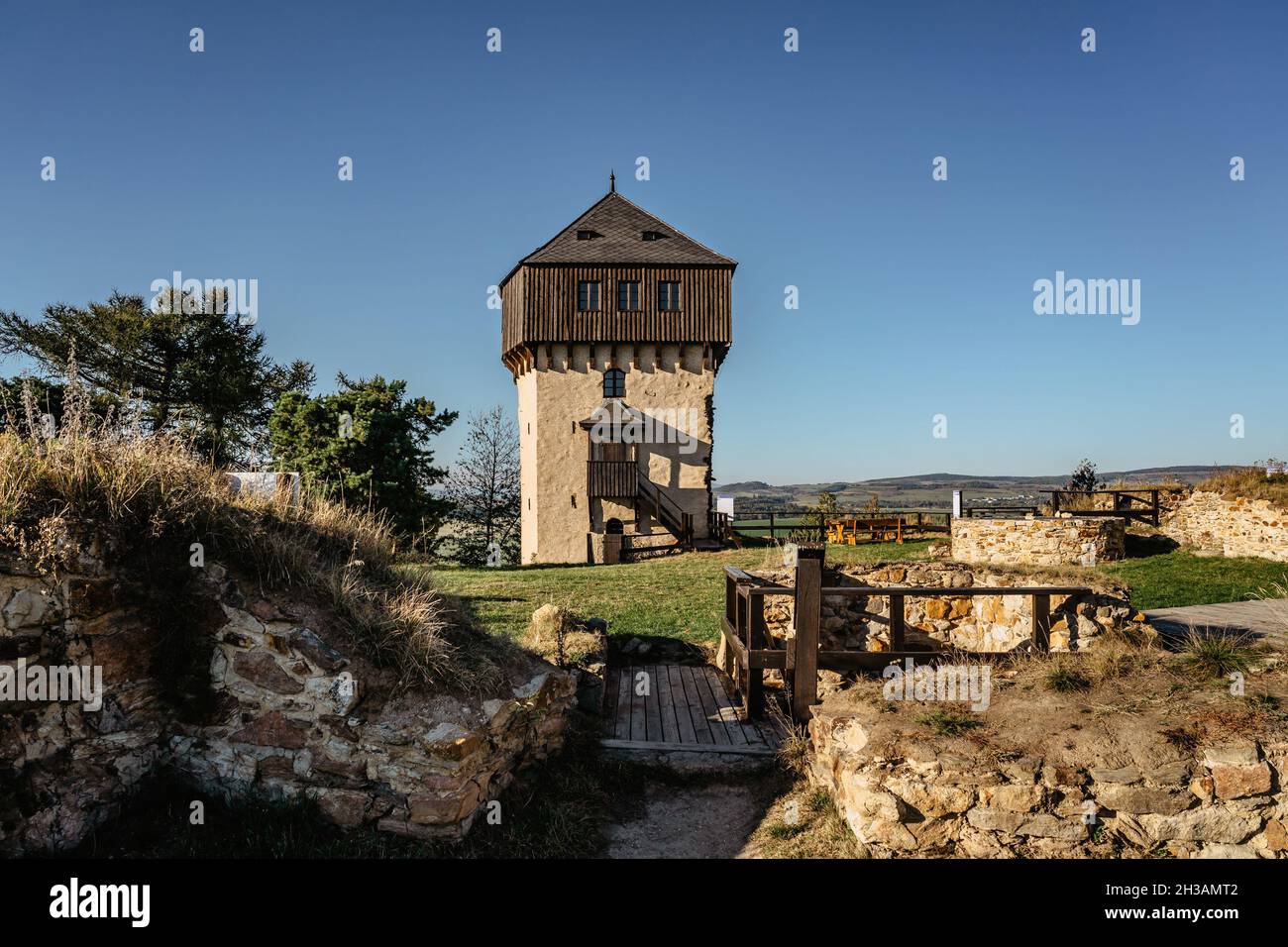 Vista delle rovine del castello di Hartenstejn nella Boemia occidentale, Repubblica Ceca. Castello medievale tardo gotico situato su collina prominente. Vista della torre panoramica Foto Stock