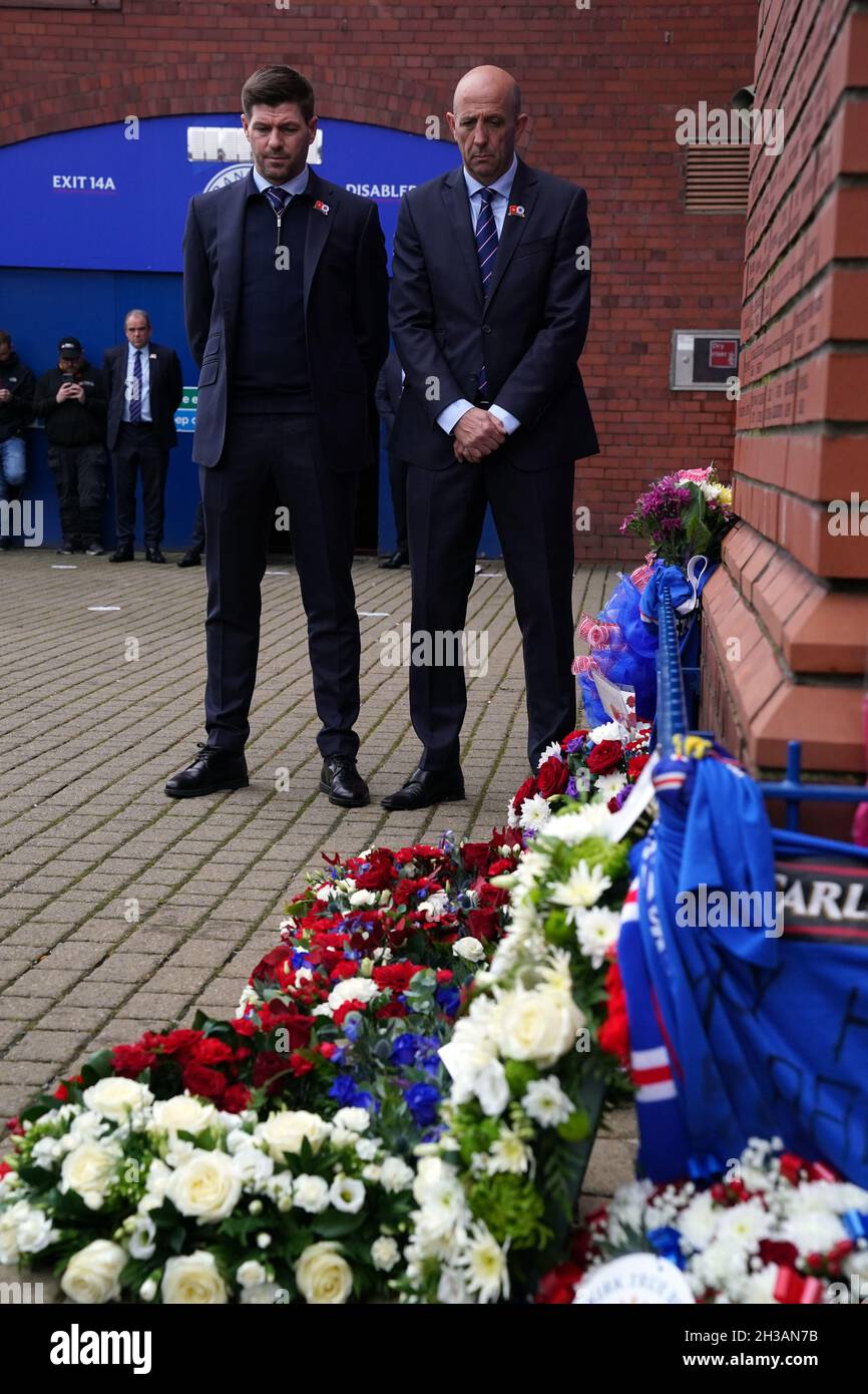 Steven Gerrard, direttore dei Rangers, accanto al coach Gary McAllister (a destra), dopo aver posato una corona all'Ibrox Stadium in memoria dell'ex Scozia, Rangers ed Everton, direttore Walter Smith, morto ieri (martedì 26 ottobre) all'età di 73 anni. Data foto: Mercoledì 27 ottobre 2021. Foto Stock