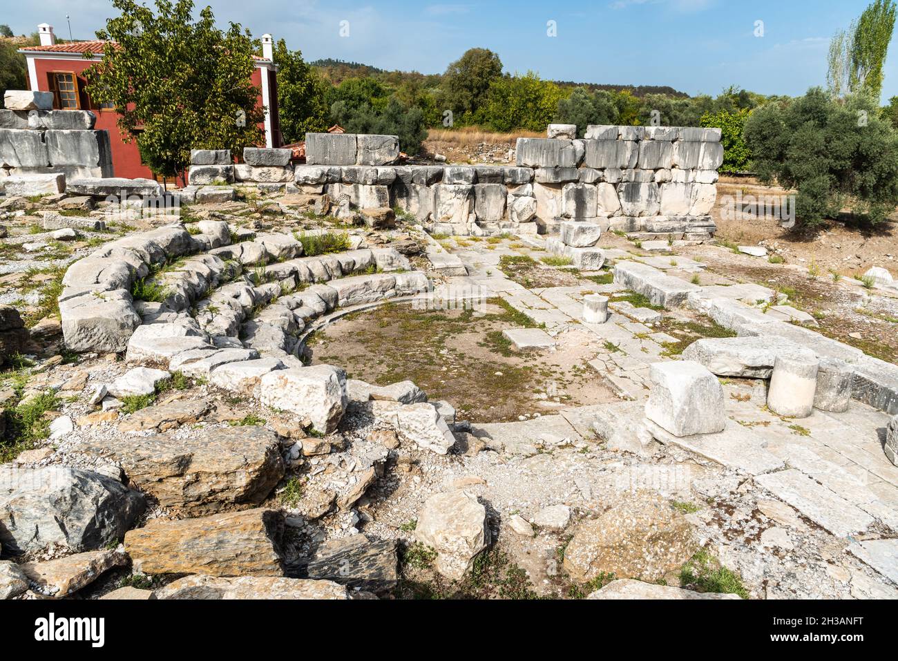 Rovine della casa comunale Bouleuterion di Stratonikeia sito antico a Mugla, Turchia. Stratonikeia era una delle città più importanti dell'interio Foto Stock