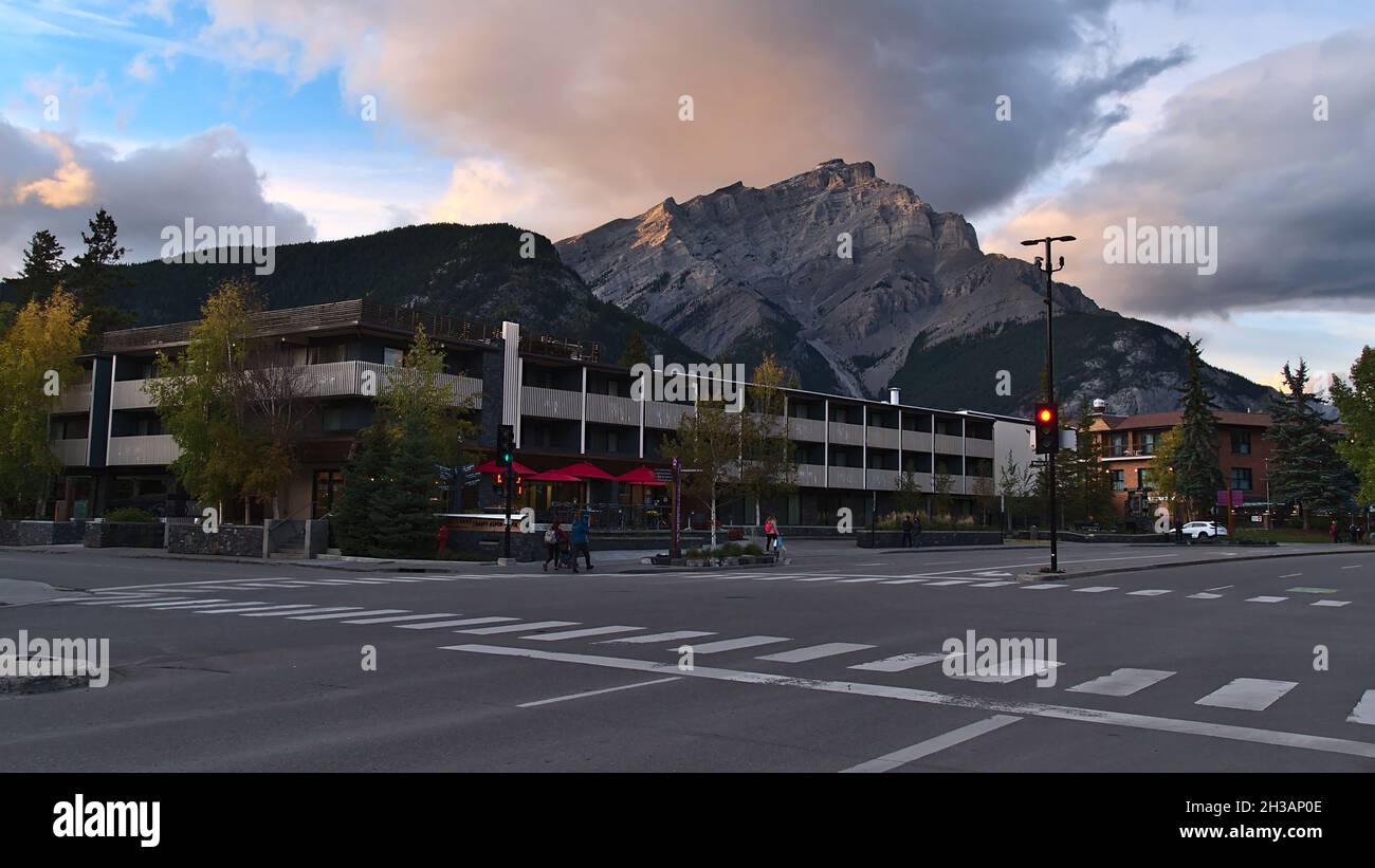 Vista frontale dell'hotel Banff Aspen Lodge nella città di Banff, Canada nelle Montagne Rocciose con maestosa Cascade Mountain sullo sfondo in serata. Foto Stock