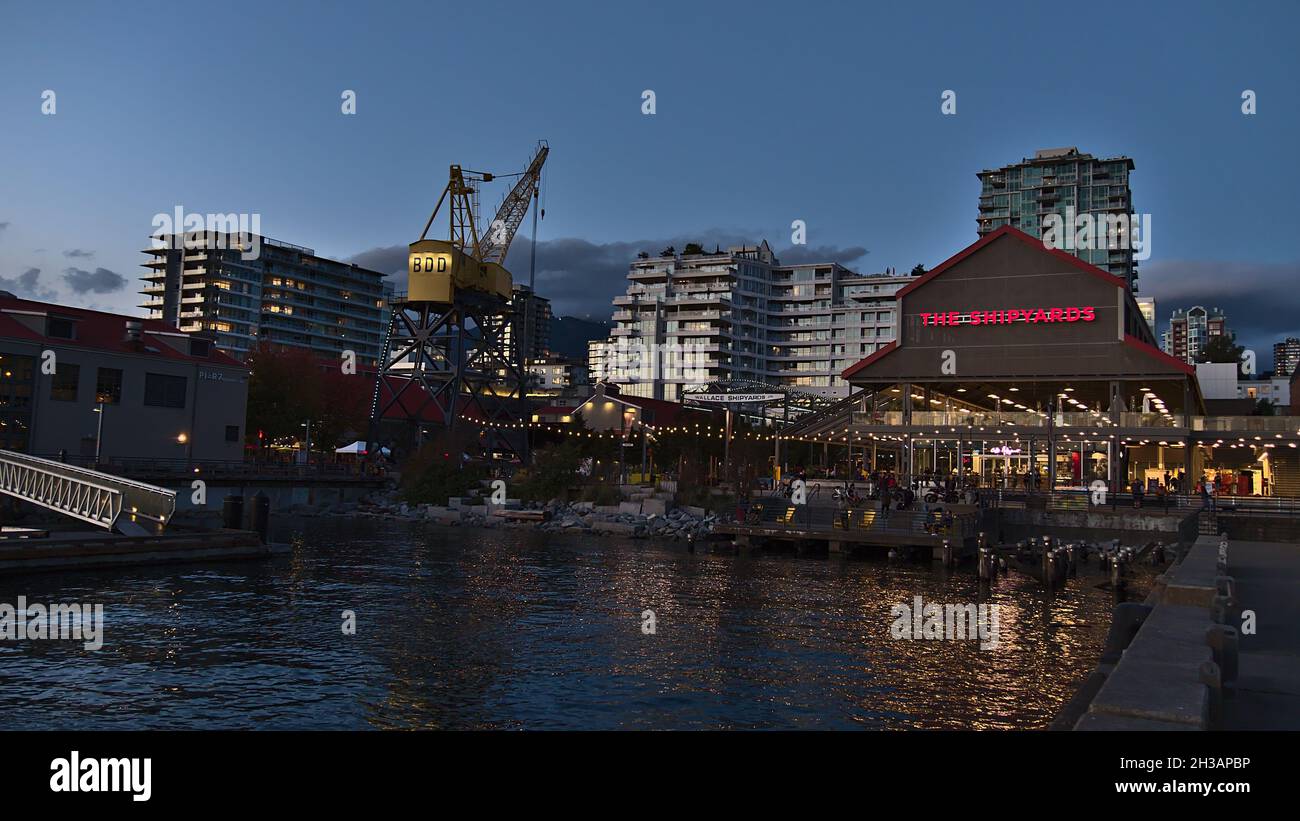 Bella vista dei cantieri navali, un quartiere nel quartiere Lower Lonsdale a North Vancouver, Canada alla luce della sera con edifici. Foto Stock
