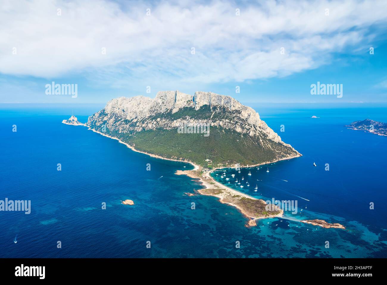 Vista dall'alto, splendida vista aerea dell'isola di Tavolara, un massiccio calcareo con belle spiagge bagnate da un'acqua turchese. Sardegna, Italia. Foto Stock