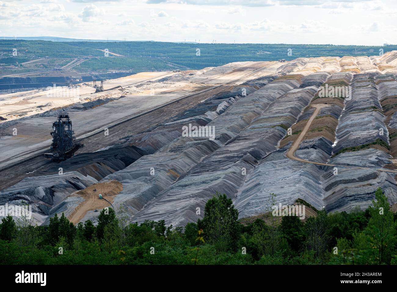 Hambach, Germania. La Hambach Brown Coal Open Pit Mine fuelles una centrale elettrica, ma è considerato per scaricare molto carbonio e CO2. In tempi di riscaldamento globale questo metodo di produzione di elettricità è superato, molte persone ingannano. Aide questo numero, Open Pit Mines hanno un enorme impatto sul paesaggio e la gestione delle acque. Foto Stock