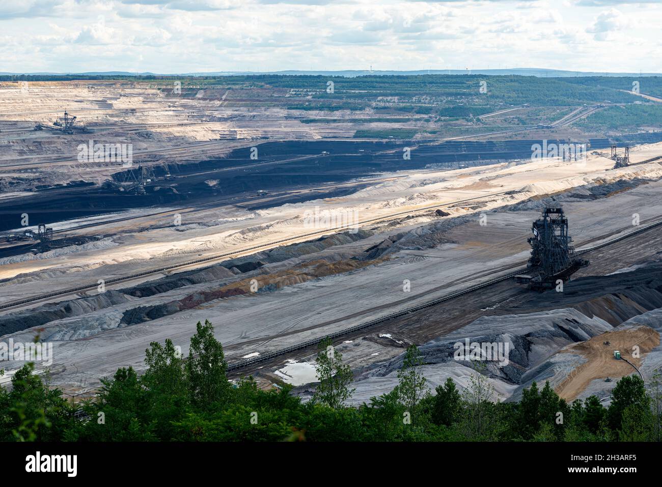 Hambach, Germania. La Hambach Brown Coal Open Pit Mine fuelles una centrale elettrica, ma è considerato per scaricare molto carbonio e CO2. In tempi di riscaldamento globale questo metodo di produzione di elettricità è superato, molte persone ingannano. Aide questo numero, Open Pit Mines hanno un enorme impatto sul paesaggio e la gestione delle acque. Foto Stock