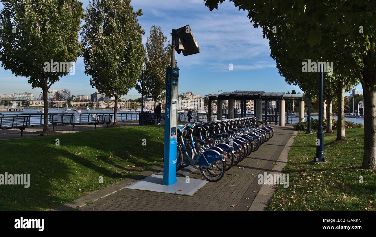 Vista dei bicilces allineati alla stazione Mobi bike share a West David Lam Park, False Creek, nel centro, gestito da Vancouver Bike Share Inc.. Foto Stock