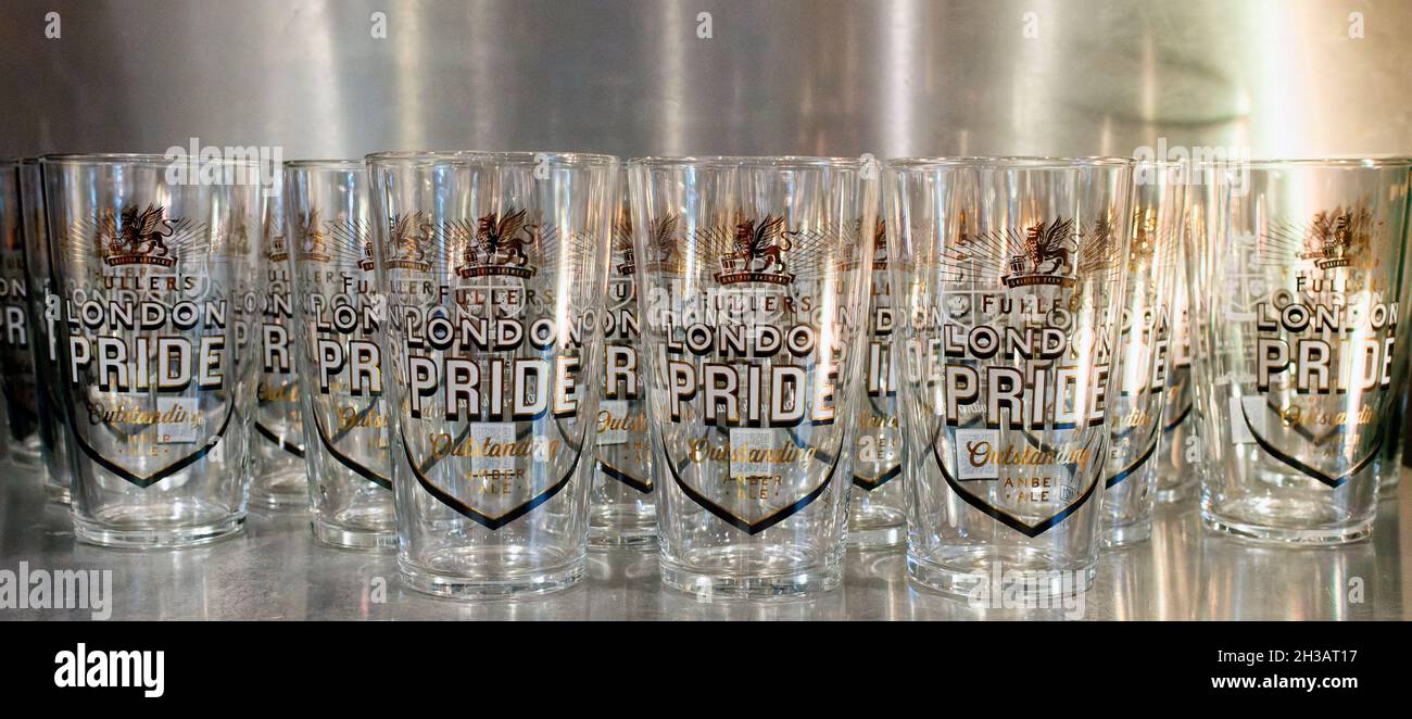 Bicchieri da birra inglese di marca Fuller's London Pride, sfondo metallico Foto Stock