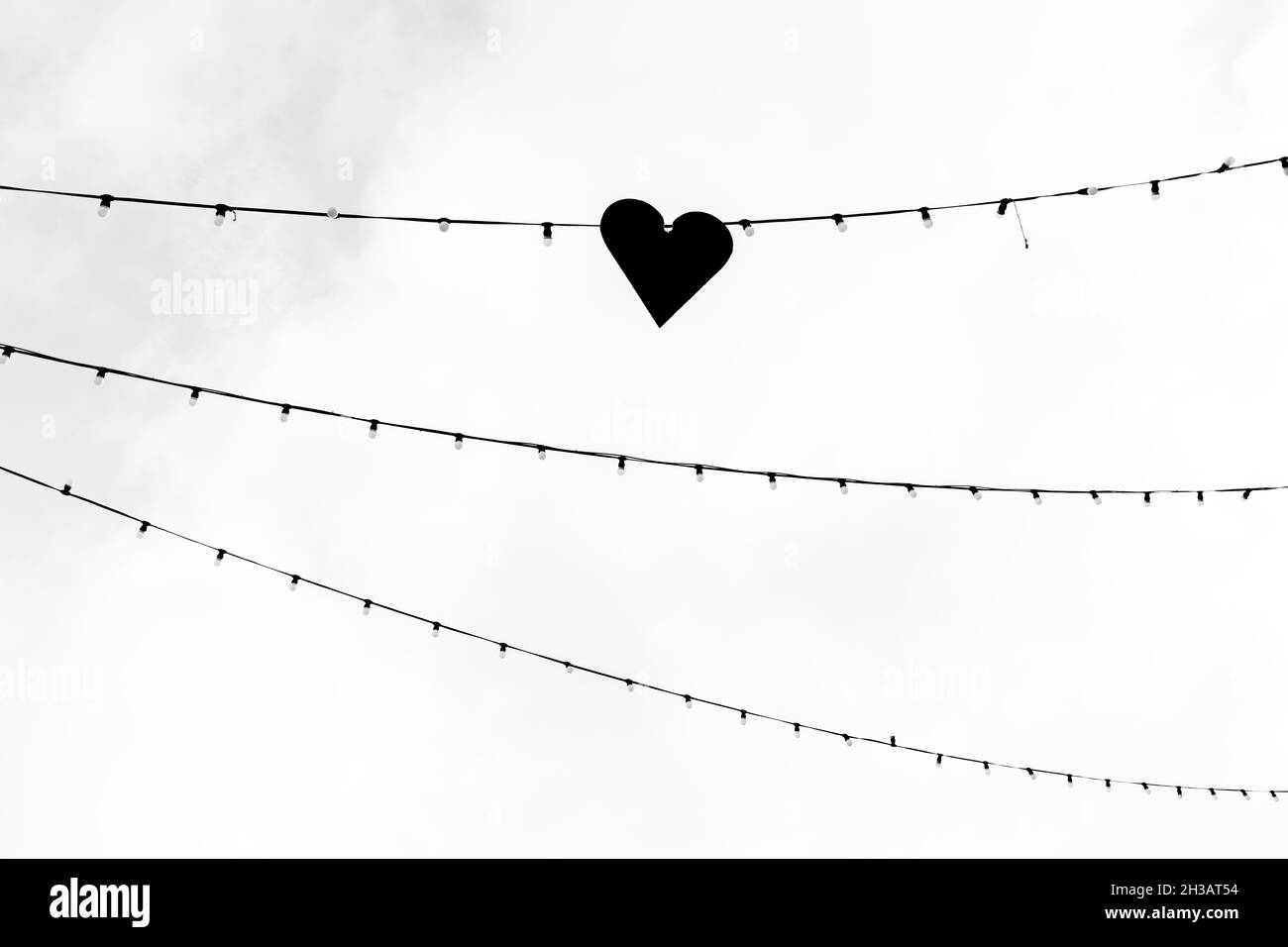 Una ghirlanda di cuori stesi nel cielo, foto in bianco e nero. Foto Stock