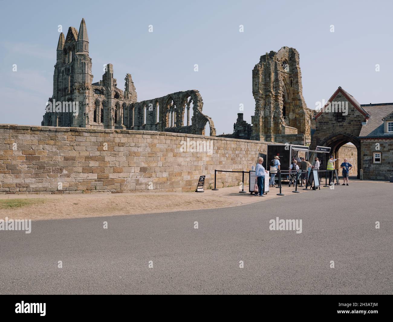 L'ingresso alle rovine gotiche dell'Abbazia di Whitby un monastero cristiano del 7° secolo che divenne in seguito un'abbazia benedettina gestita dal patrimonio inglese Foto Stock
