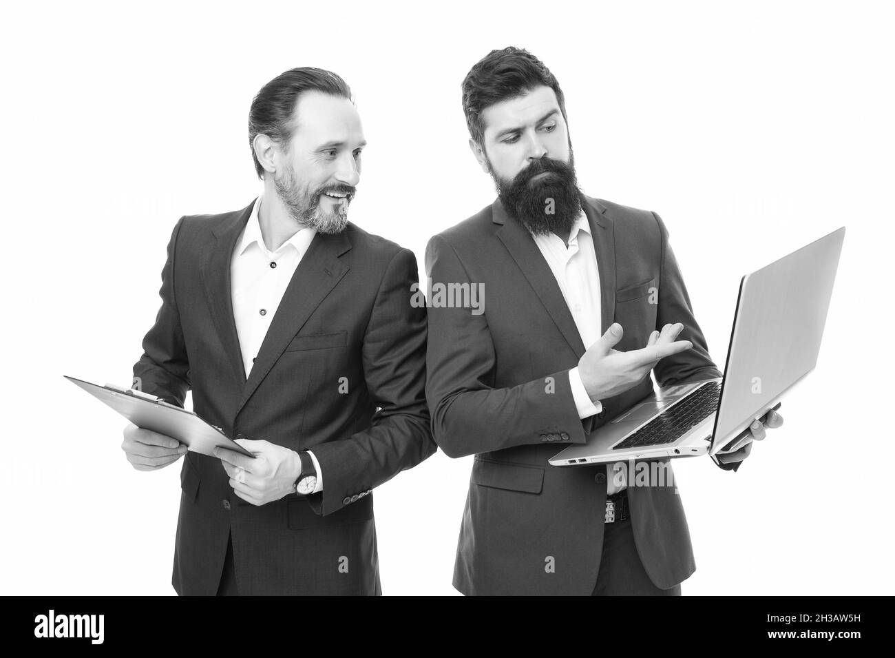 Software per la contabilità. Meeting di lavoro. Uomo bearded manager mostra computer portatile rapporto finanziario. Discutere dei progressi. I colleghi lavorano insieme. Affari Foto Stock