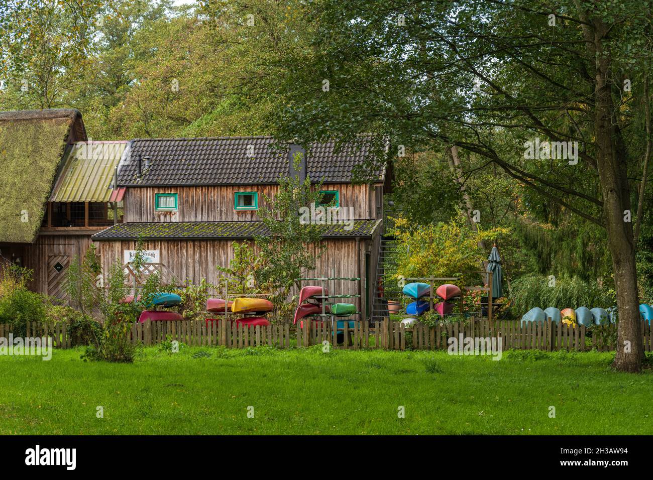 Hölzernes Wohnhaus mit Kanuverleih an der Eider in Schleswig-Holstein Foto Stock