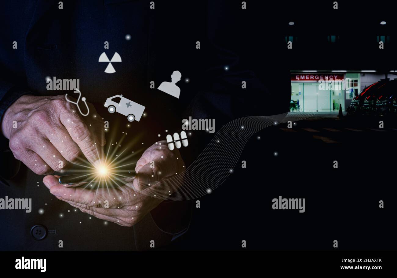 Un uomo che utilizza uno smartphone mobile per ottenere informazioni sui servizi sanitari. Tecnologia connessione internet e collegamento dati digitali. Foto Stock