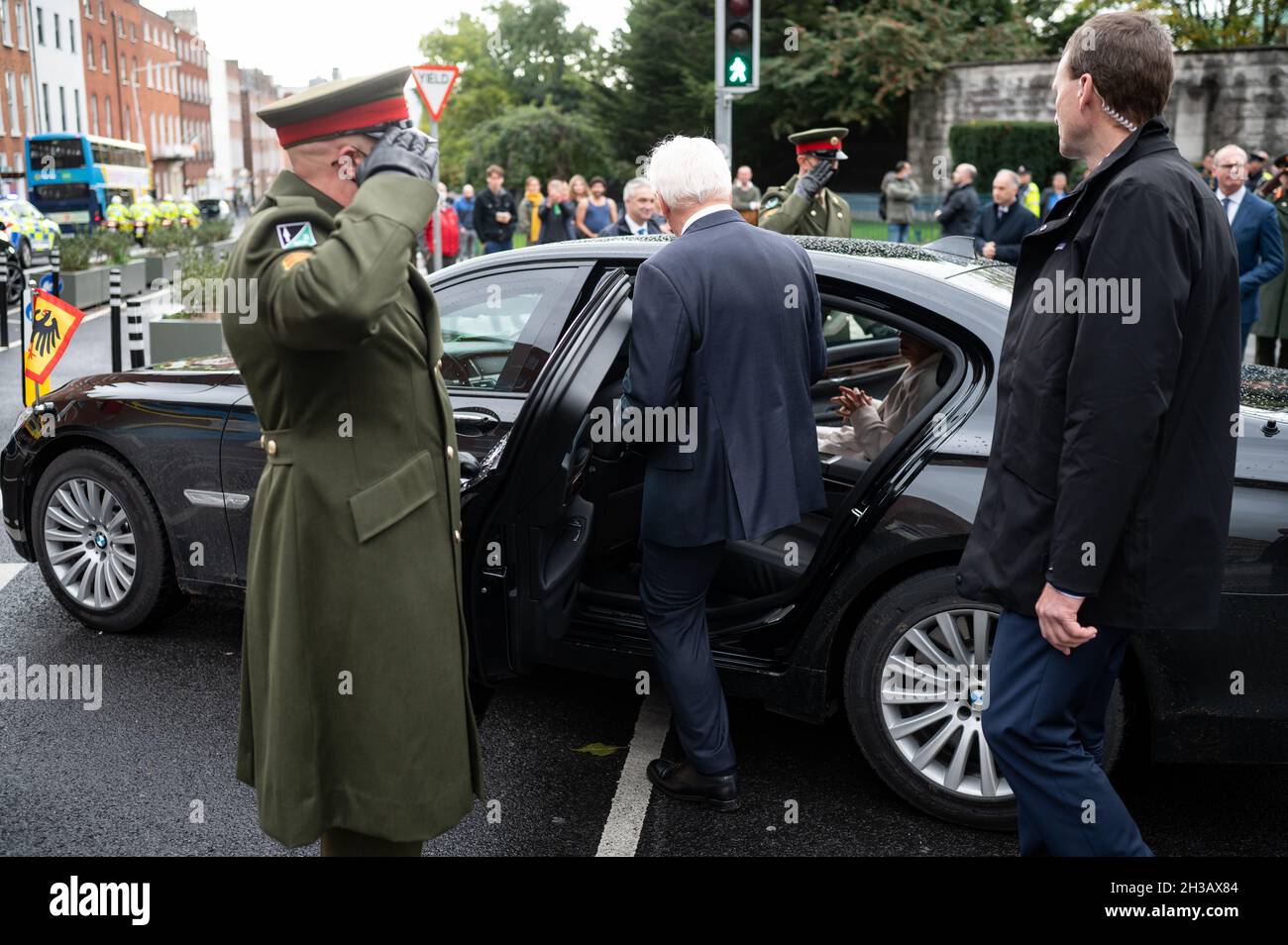 Dublino, Irlanda. 27 ottobre 2021. Il presidente tedesco Frank-Walter Steinmeier (al centro) e sua moglie Elke Büdenbender si imbarcarono su una limousine insieme dopo aver posato una corona al monumento commemorativo alle forze armate irlandesi. Il Presidente Steinmeier e sua moglie si trovano in Irlanda per una visita di Stato di tre giorni. Credit: Bernd von Jutrczenka/dpa/Alamy Live News Foto Stock