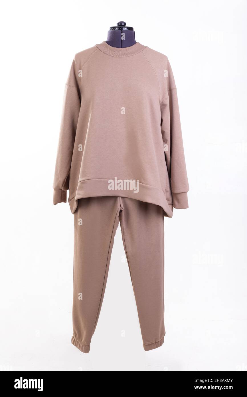 Outfit sportivo casual marrone a due pezzi, pullover con pantaloni lunghi  isolati su sfondo bianco Foto stock - Alamy