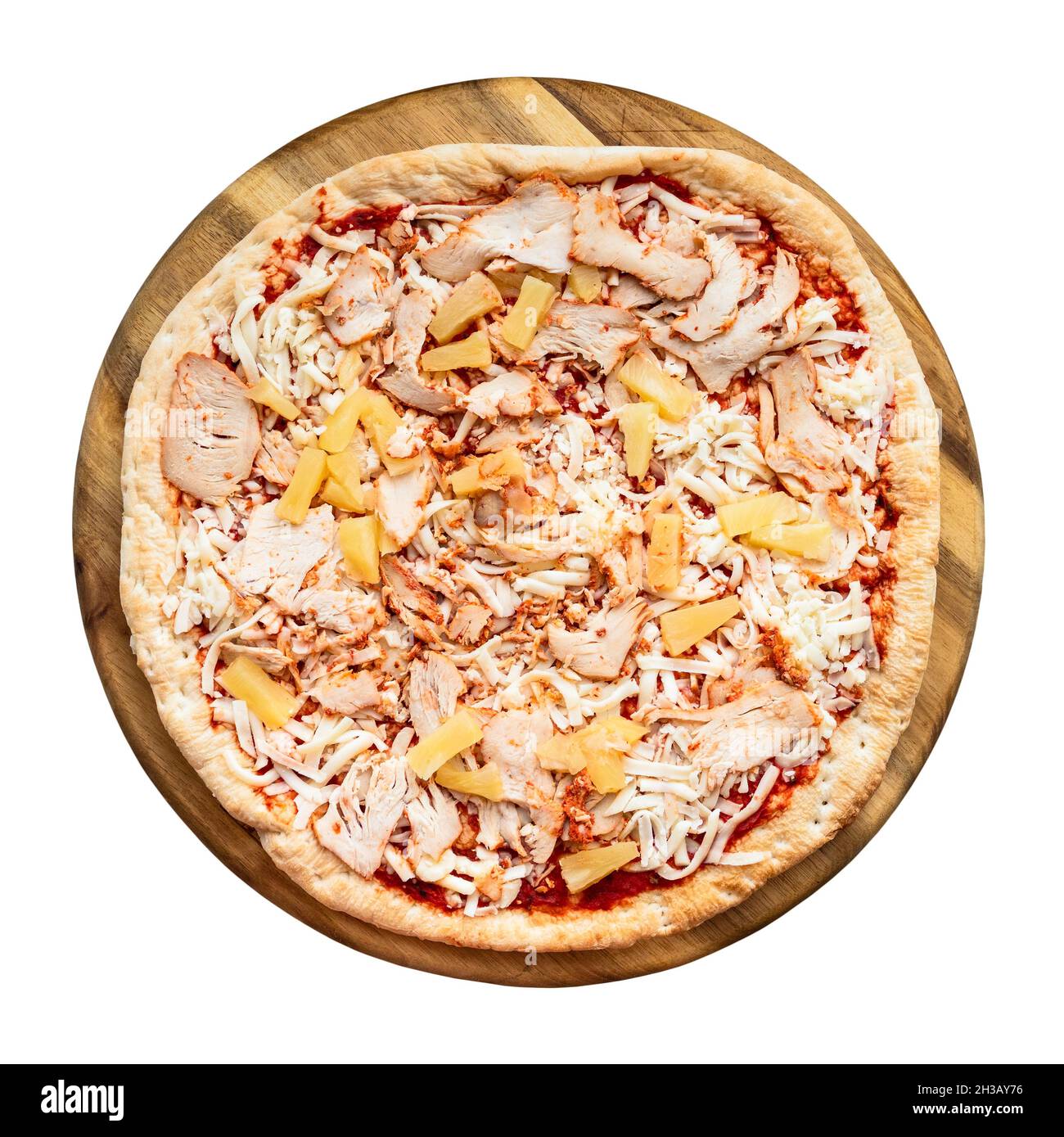 vista dall'alto della pizza surgelata con fette di pollo e pezzi di ananas sulla piastra di taglio su sfondo bianco Foto Stock
