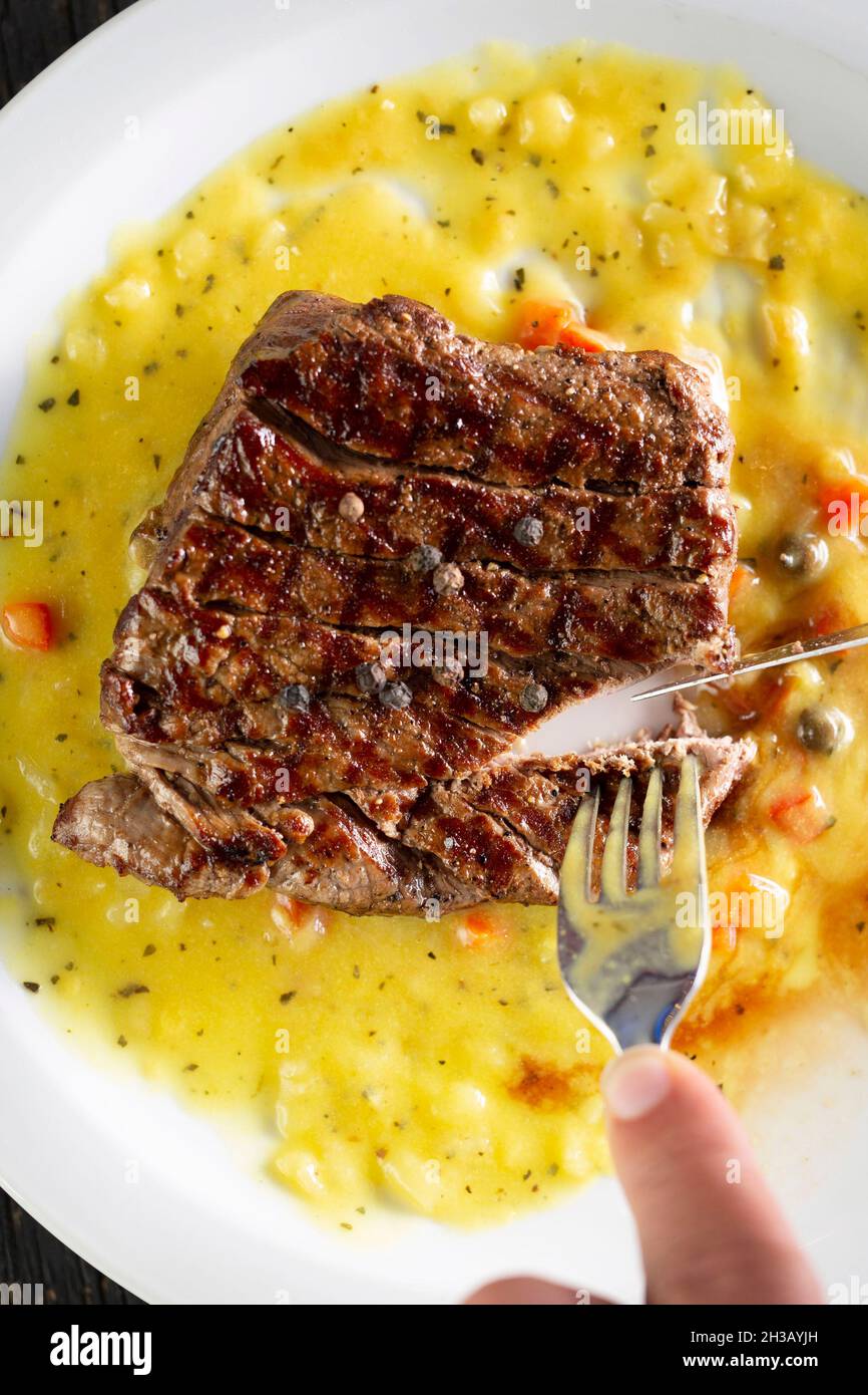 Bistecca di manzo tenera con salsa deliziosa Foto Stock